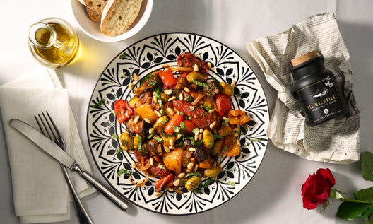 Mediterraner Antipasti Salat - la Famiglia serviert
