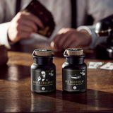 La Famiglia Gewürz-Box auf Holztisch vor Person mit Spielkarten