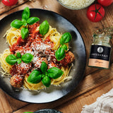 Spaghetti Bolognese auf Teller neben Bolognese Gewürz