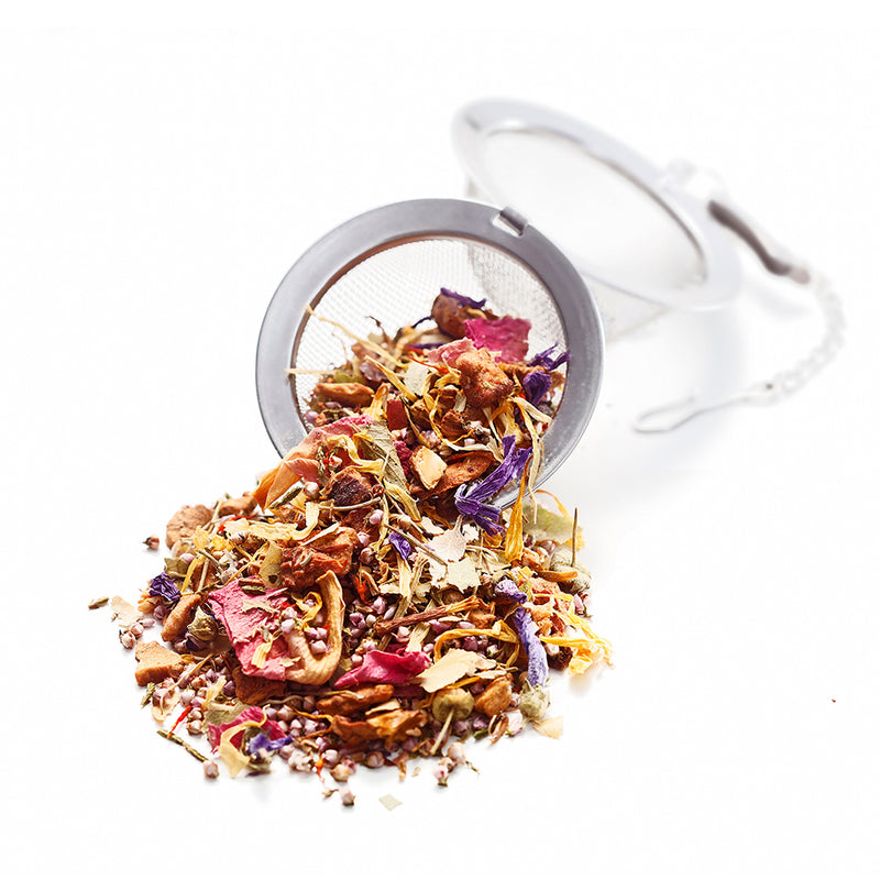 Ankerkraut Blumiger Traum Kräutertee als Häufchen in einem offenen Teesieb.