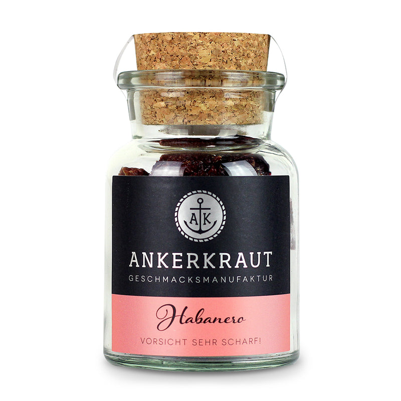 Ganze Habanero von Ankerkraut im Korkenglas auf weißem Hintergrund.