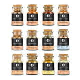 Die zwölf Korkengläser des Mealprep Sets nebeneinander auf weißem Hintergrund.