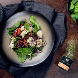 Frischer Salat mit getrockneten Tomaten, roten Zwiebeln, Feta und mediterranem Salatdressing von Ankerkraut.