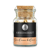 Sour Cream Gewürz von Ankerkraut im Korkenglas auf weißem Hintergrund.