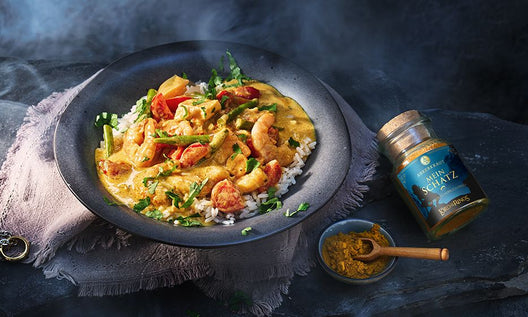 Lachsfilet und Garnelen mit Dill-Honig-Sauce und Reis auf Teller, daneben Gewürzglas in stimmungsvoller Fantasy-Inszenierung.