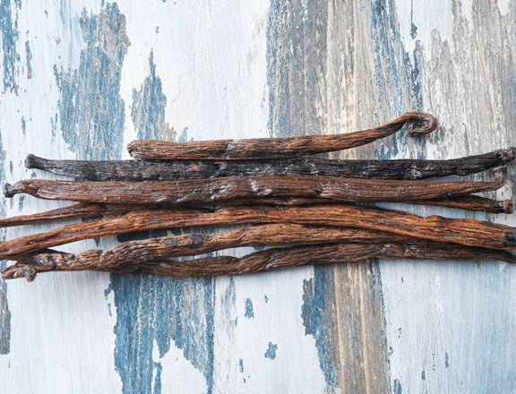 Getrocknete Vanilleschoten auf einem Holzbrett