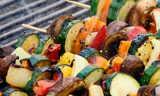 Gemüsespieße auf dem Grillrost mit Zucchini, Pilzen, Paprika und mehr.