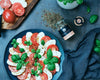 Tomaten-Mozzarella Rezepte: Platte serviert mit Ankerkraut Tomate Mozzarella Gewürz und Basilikum