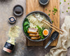 Ramen Rezept: Ramen Suppe in Schüssel serviert mit Ankerkraut Gemüsebrühe 