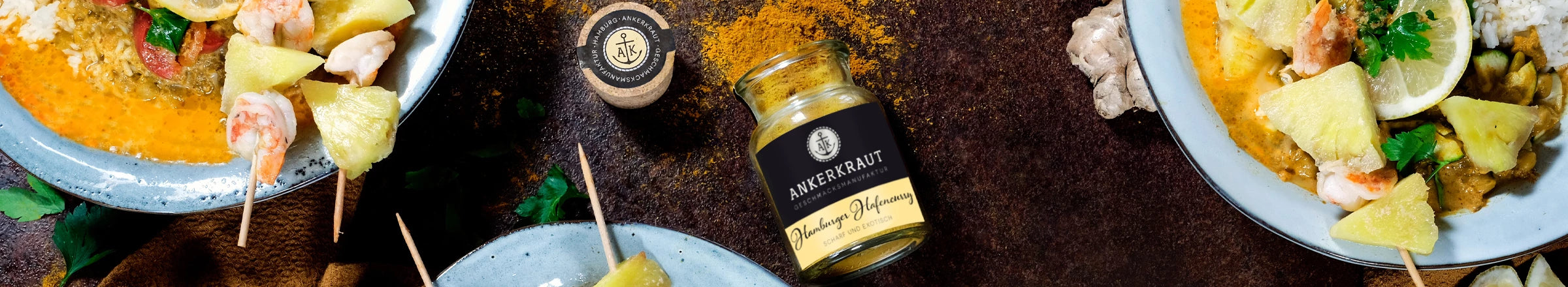 Ein Teller mit leckerem Pineapple Curry und Reis, umrandet von Korkengläsern mit Ankerkraut Curry Gewürzen.