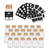 Vierundzwanzig leere Korkengläser mit Etiketten von Ankerkraut auf weißem Hintergrund.