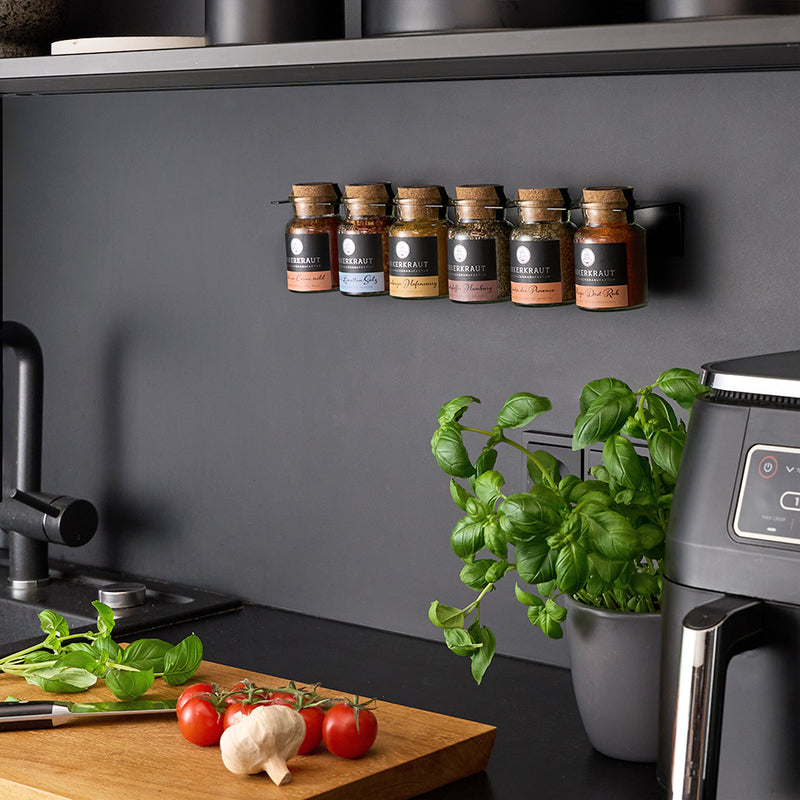 Metallregal mit Korkengläser