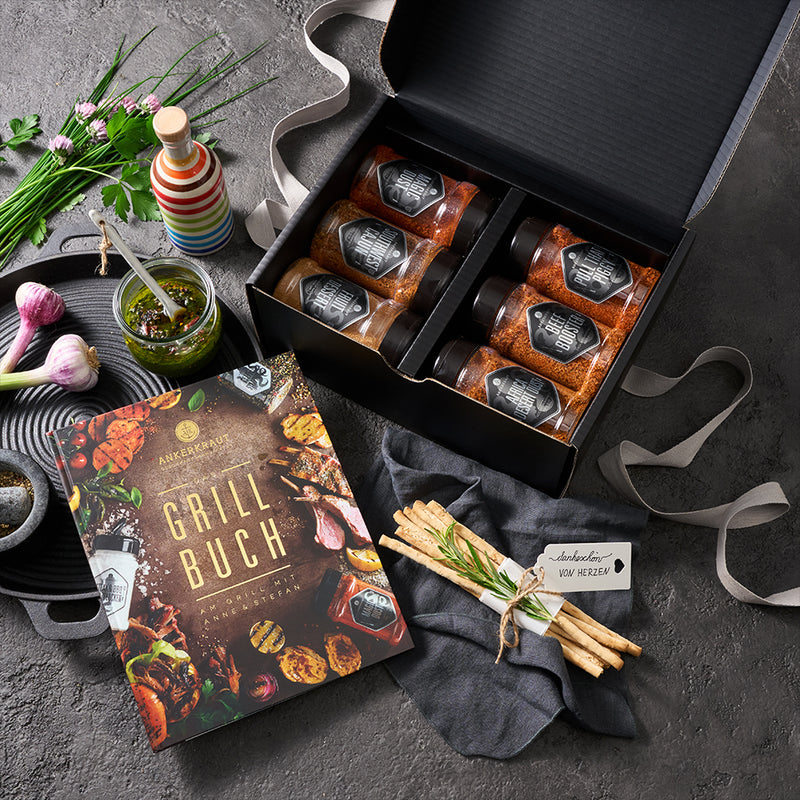 Offene Geschenkbox mit Buch und Deko 