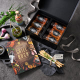 Offene Geschenkbox mit Buch und Deko 