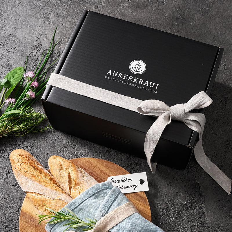 Geschlossene Geschenkbox mit Schleife