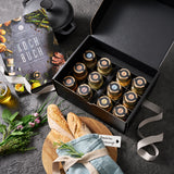 Offene Geschenkbox mit Deko