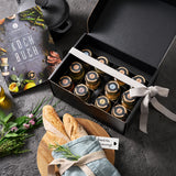 Offene Geschenkbox mit Deko