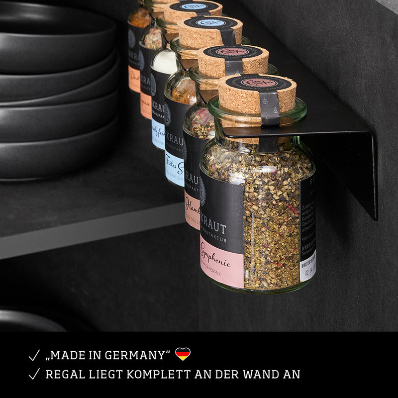 Metallregal mit Korkengläser