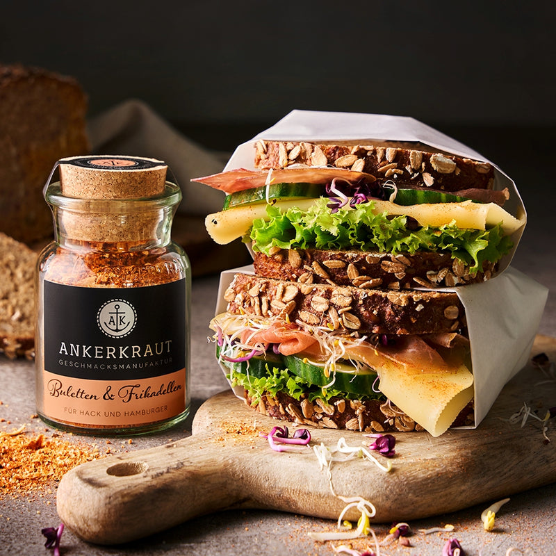 Frikadellen Gewürz neben geschmierten Broten