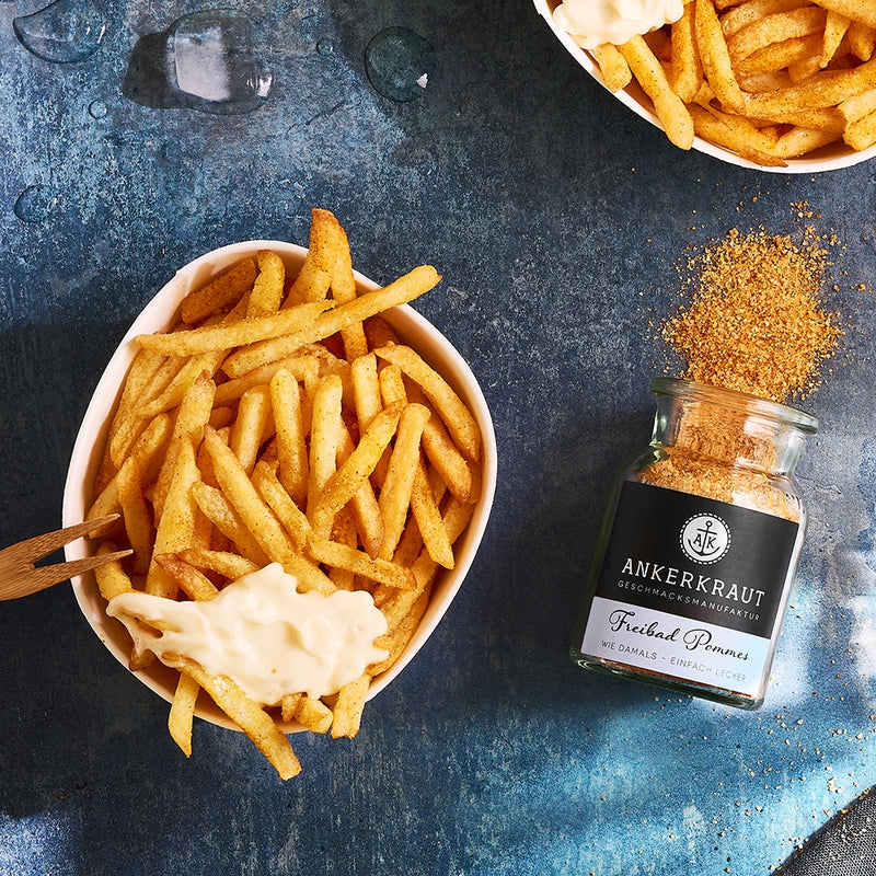 Pommes in Schale neben Freibad Pommes Gewürz