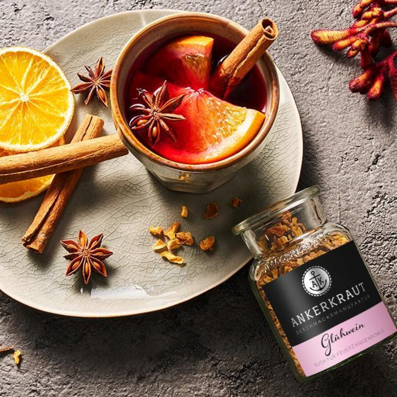 Glühwein Gewürz liegt neben Glühwein in Tasse