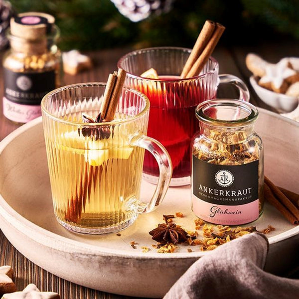 Glühwein Gewürz steht neben weißem und rotem Glühwein