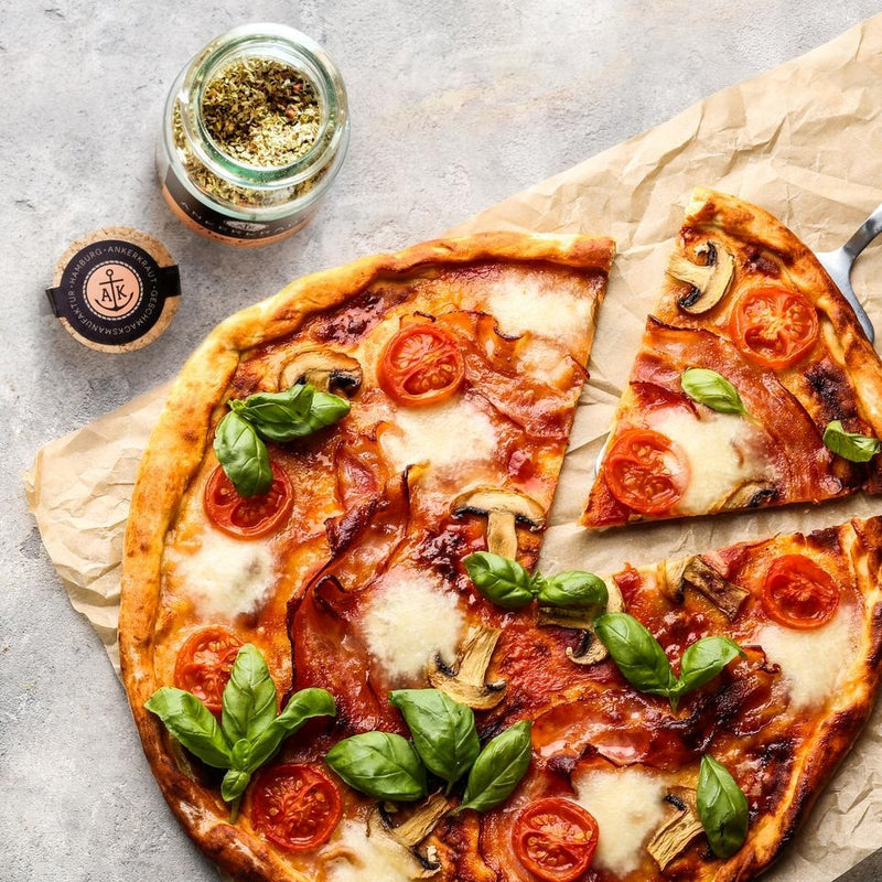 Pizza Gewürz neben Pizza