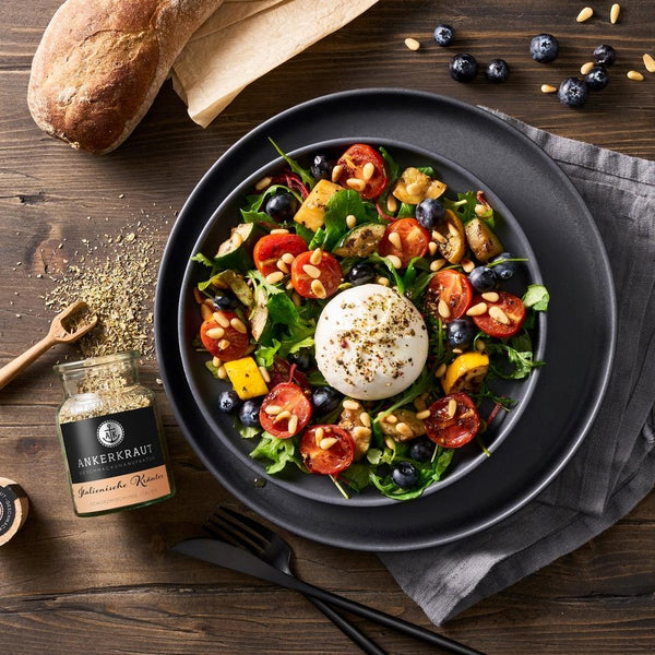 Italienische Kräuter neben Burrata Salat mit Ofengemüse