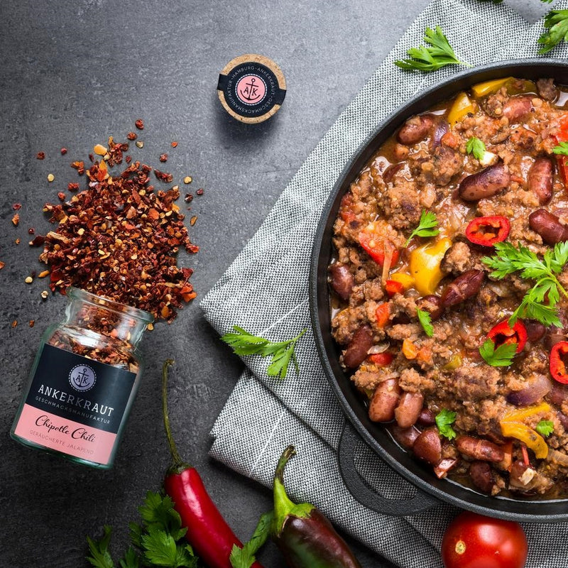 Chipotle Chili neben Chili con Carne