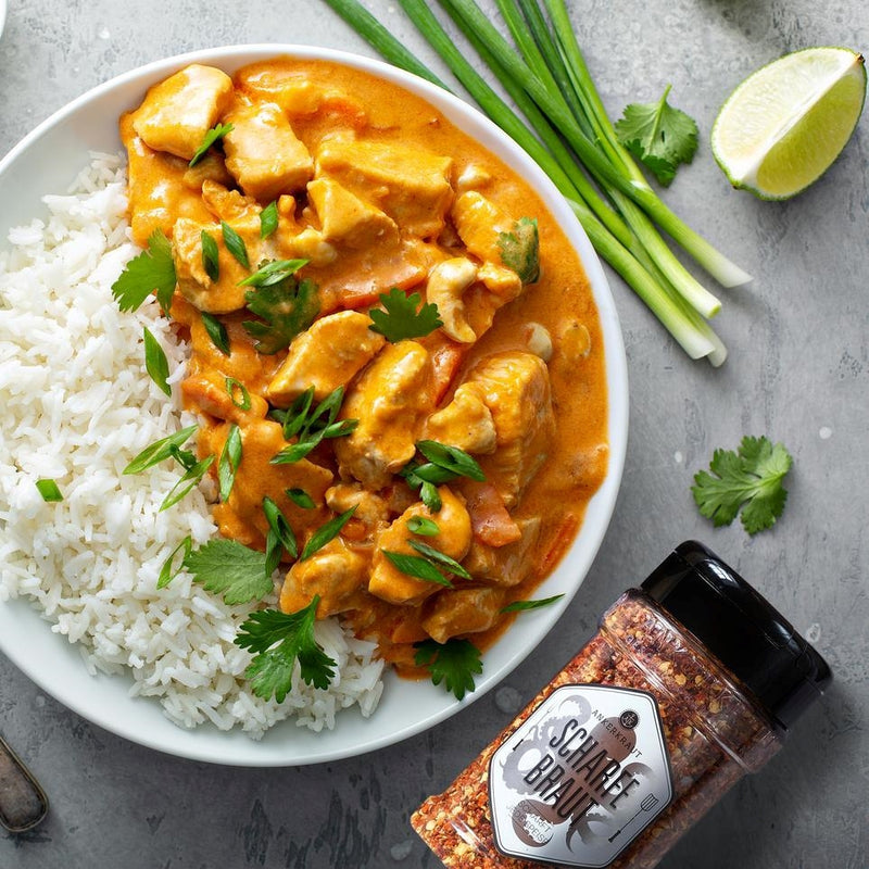 Scharfe Braut neben Hähnchencurry und Reis