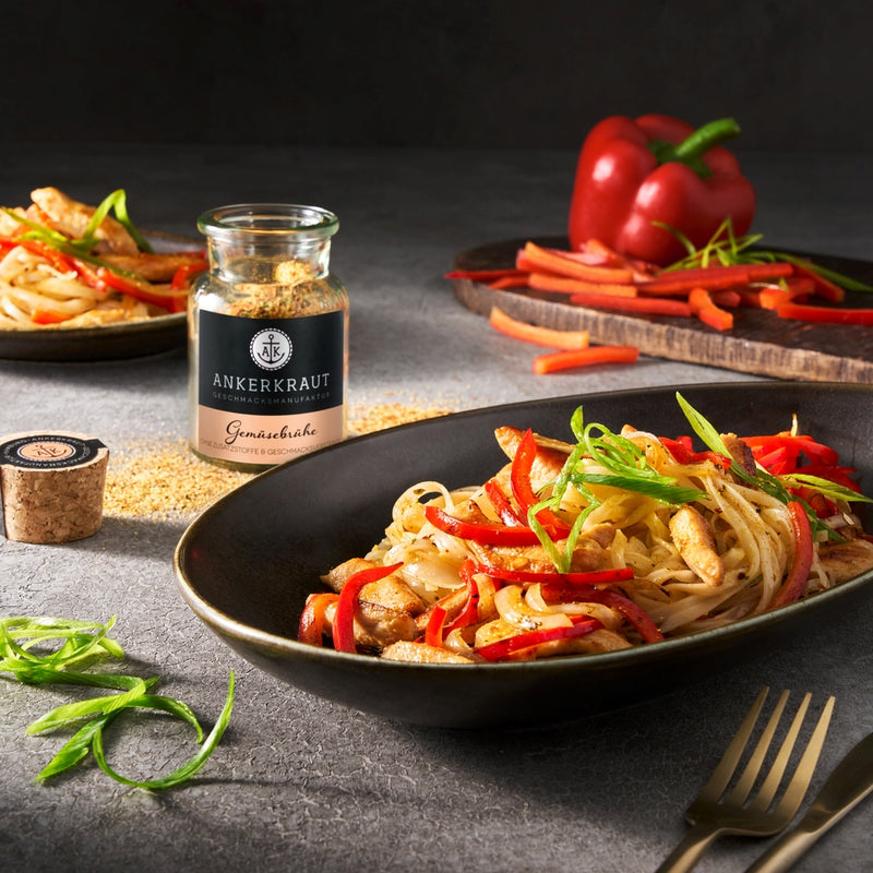 Gemüsebrühe neben Asiawok mit Hähnchen