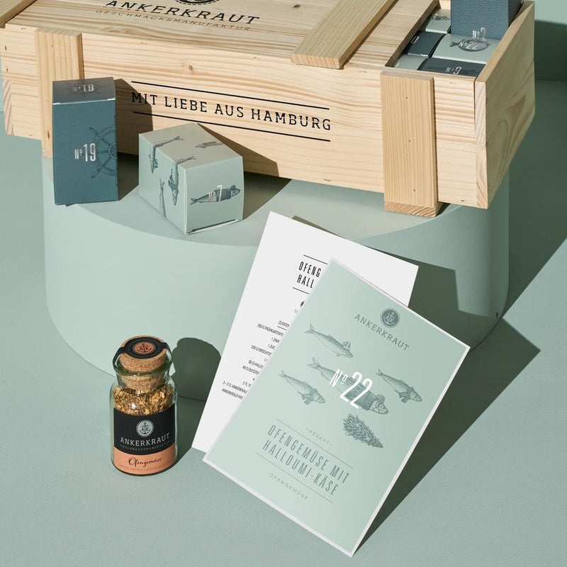 Deluxe Adventskalender mit zwei verpackten Türchen, Rezeptkarten und einem Gewürz