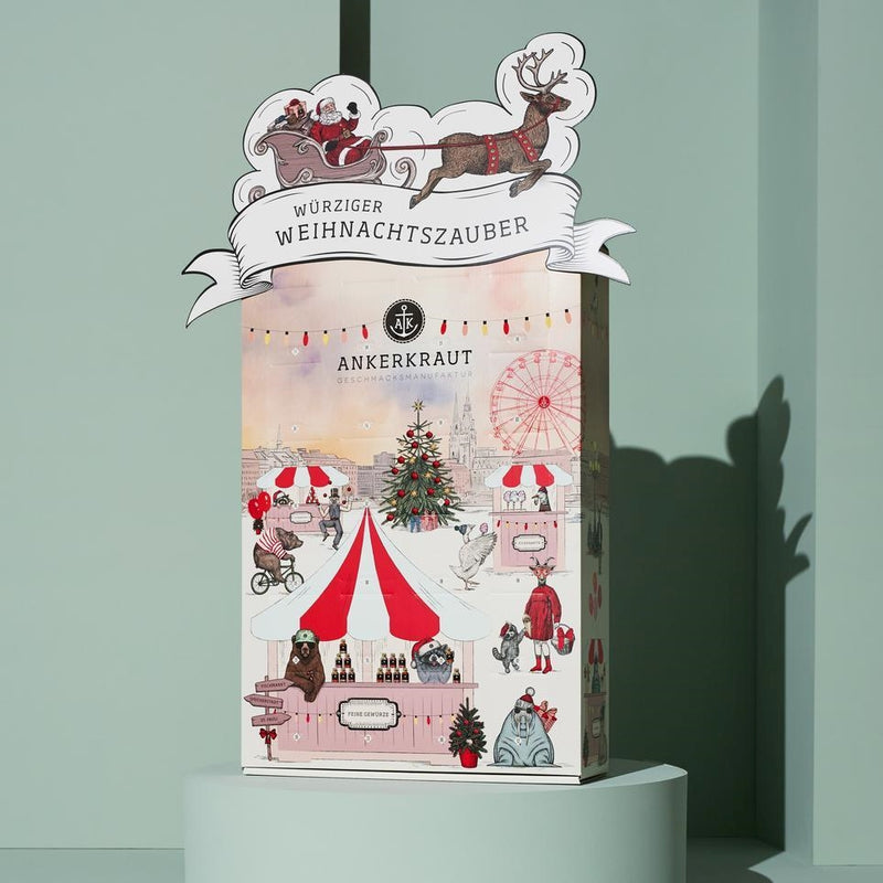 Premium Adventskalender vor grünem Hintergrund auf Podest