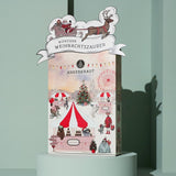 Premium Adventskalender vor grünem Hintergrund auf Podest