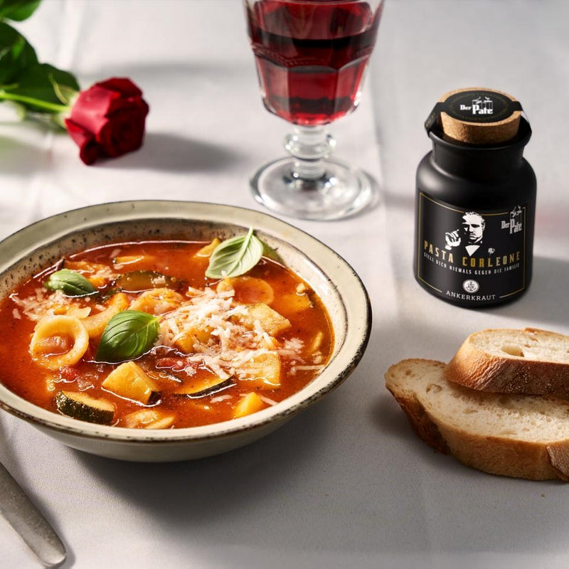 Pasta Corleone Gewürz neben Minestrone auf gedecktem Tisch