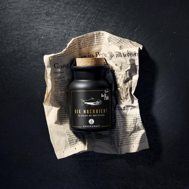 "Die Nachricht" Gewürz in Zeitung vor schwarzem Hintergrund