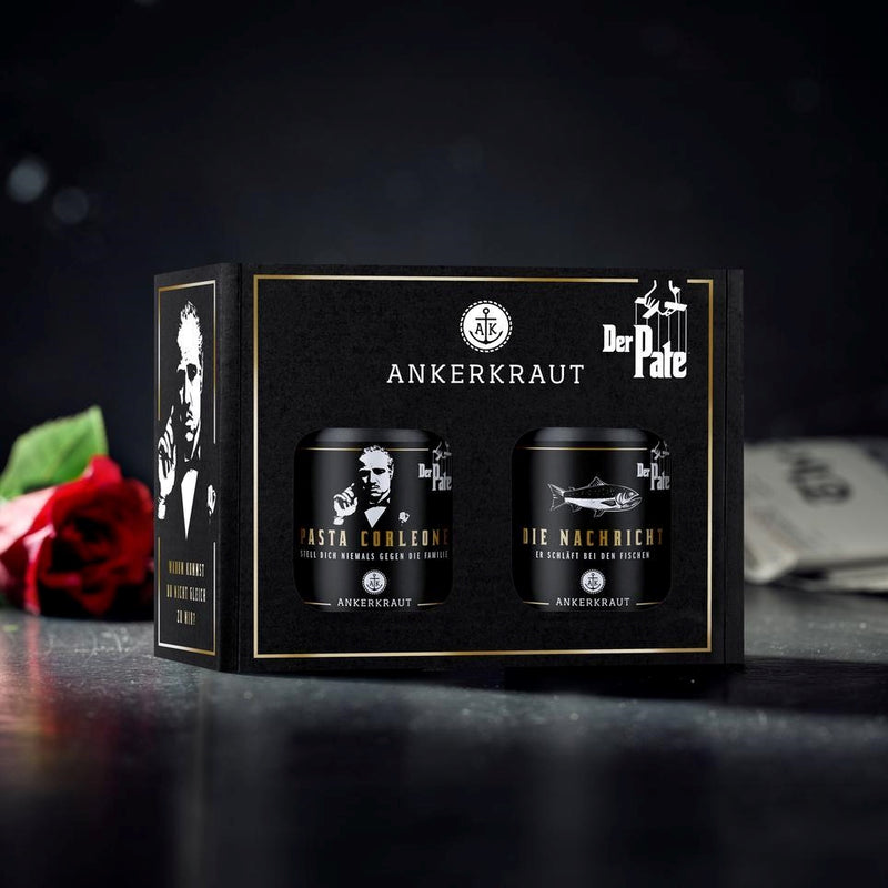 La Famiglia Gewürz-Box mit Rose und Zeitung vor schwarzem Hintergrund