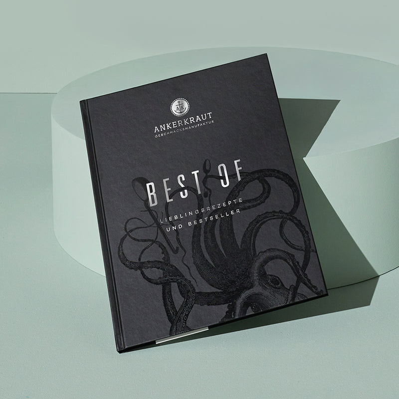 schwarzes Kochbuch angelehnt 
