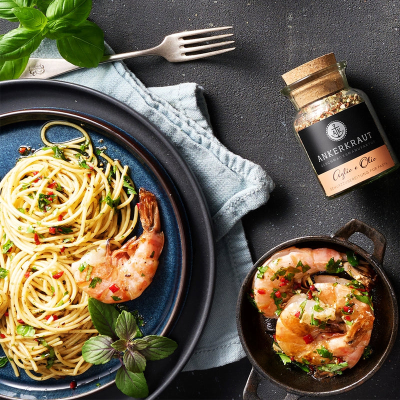 Aglio e Olio Gewürz neben Spaghetti Aglio e Olio auf Teller