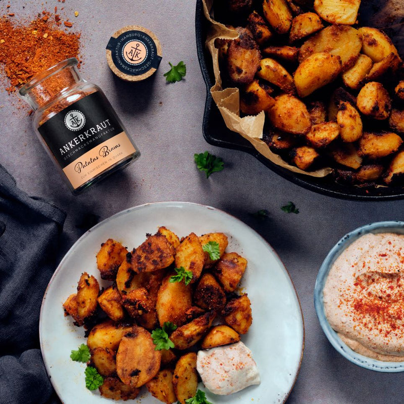 Patatas Bravas mit Dip auf einem Teller.