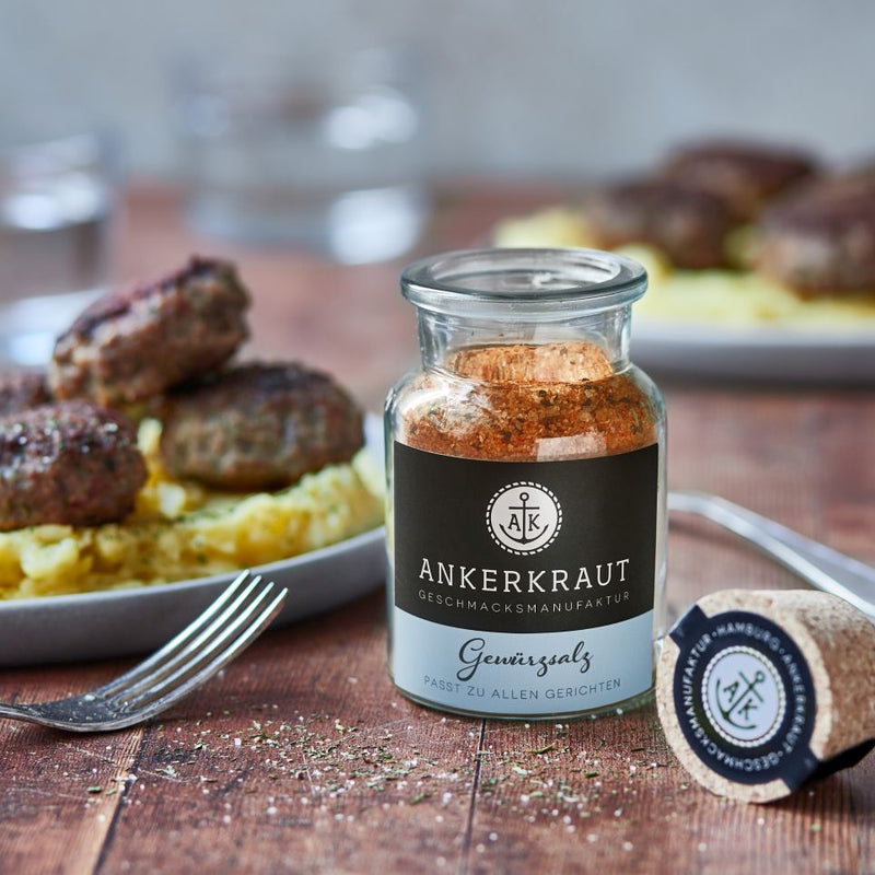 Gewürzsalz Korkenglas einem Teller mit Frikadellen und Kartoffelpürree.