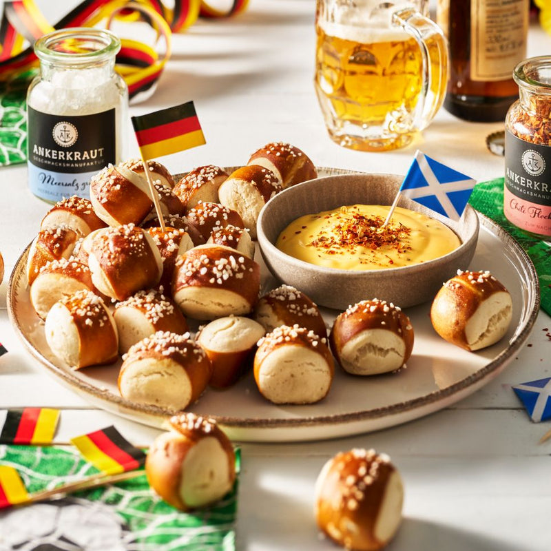 Laugenkastanien mit Dip auf einem Teller - dekoriert mit einer deutschen und einer schottischen Flagge.