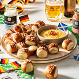 Laugenkastanien mit Dip auf einem Teller - dekoriert mit einer deutschen und einer schottischen Flagge.