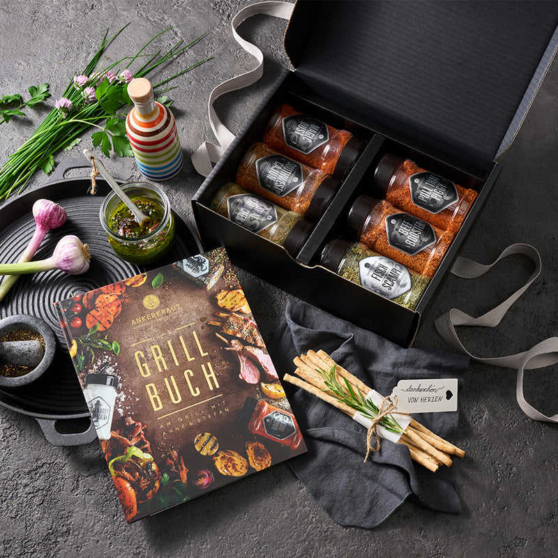 Offene Geschenkbox mit Buch und Deko 