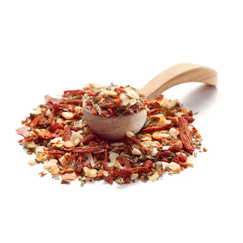 Aglio Olio Peperoncino Gewürz von Ankerkraut als Häufchen auf einem Gewürzlöffel.