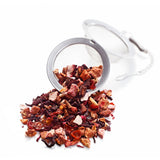 Apple Crumble Tee von Ankerkraut als Häufchen in einem offenen Teesieb.