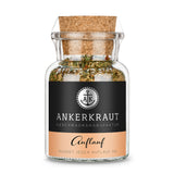 Auflauf Gewürz von Ankerkraut im Korkenglas auf weißem Hintergrund.