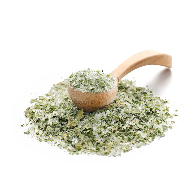 Bärlauch Salz von Ankerkraut als Häufchen auf einem Gewürzlöffel.