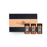 Bbq Rubs Geschenk-Box aus schwarzem Karton mit drei Gewürzstreuern davor.