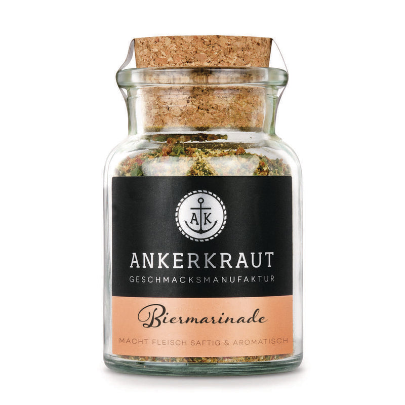 Biermarinade Für Grillfleisch von Ankerkraut im Korkenglas auf weißem Hintergrund.